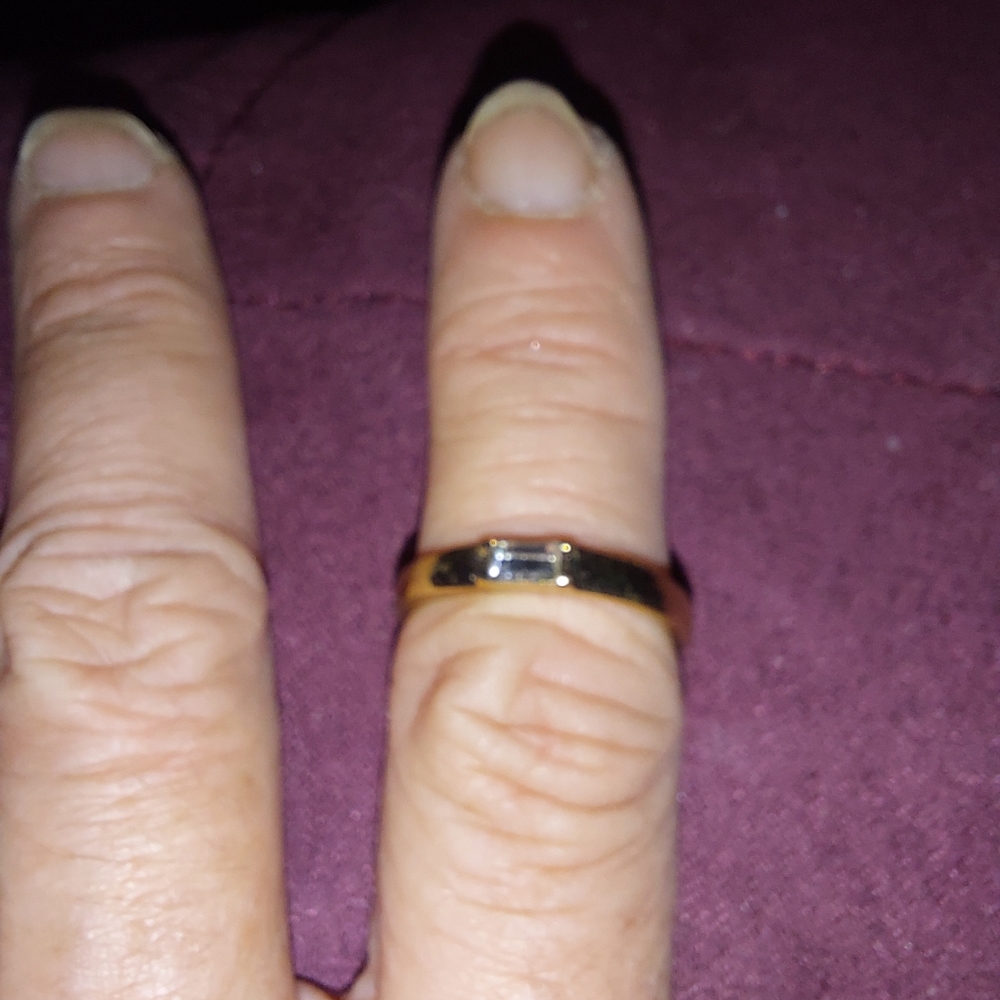 Gold toned solitaire ring, size 7